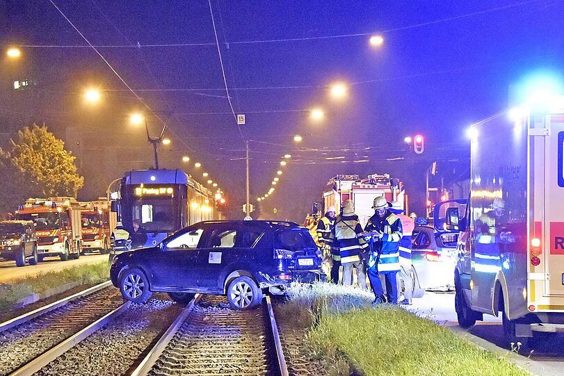 Durch den heftigen Aufprall des BMW wird der Mitsubishi auf das Hochgleis der Tramlinie 19 geschleudert.