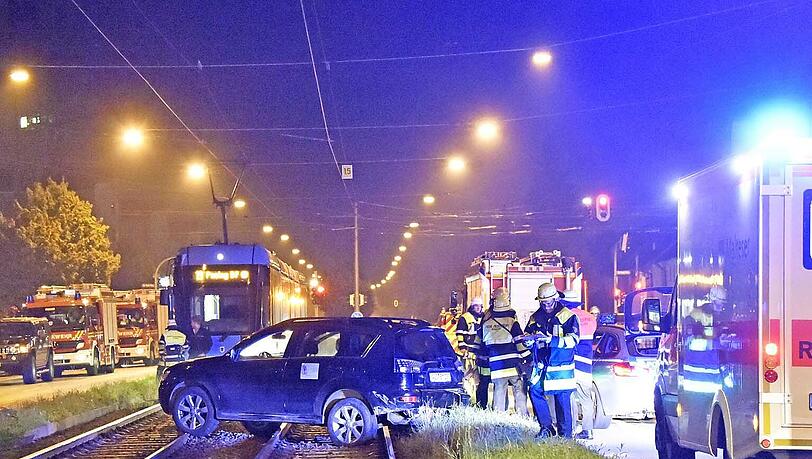 Durch den heftigen Aufprall des BMW wird der Mitsubishi auf das Hochgleis der Tramlinie 19 geschleudert. Durch den heftigen Aufprall des BMW wird der Mitsubishi auf das Hochgleis der Tramlinie 19 geschleudert.