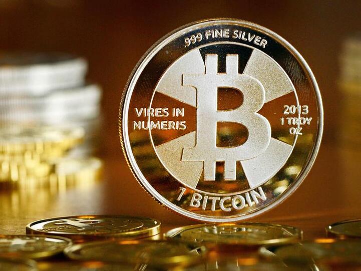 Das Bitcoin-Logo auf einer Münze.
