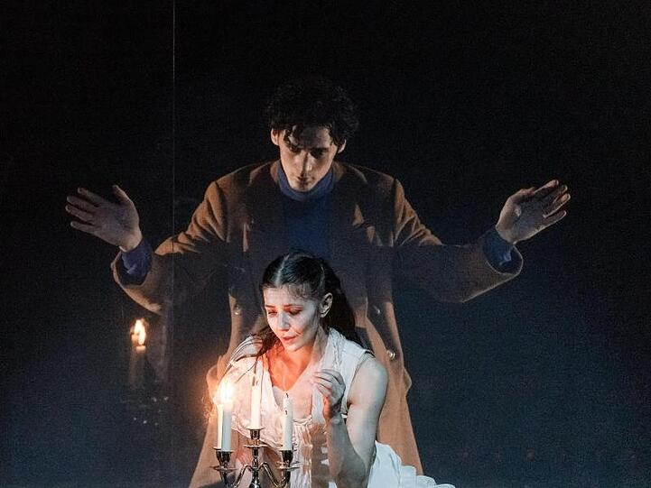 Tänzerin Alina Cojocaru als Laura Rose Wingfield und Edvin Revazov als Tennessee in "Die Glasmenagerie".