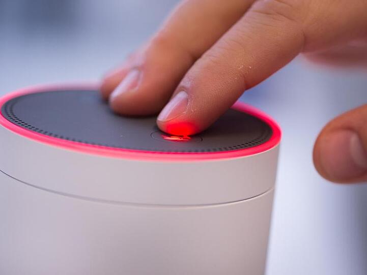 Lautsprecher Amazon Echo mit dem Alexa Voice Service.