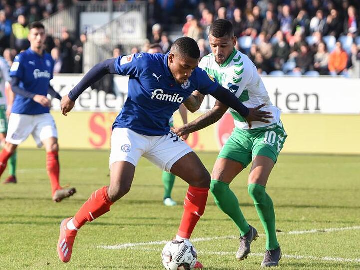 Kiels Franck Evina (l) und Fürths Daniel Keita-Ruel kämpfen um den Ball. Foto: Daniel Bockwoldt