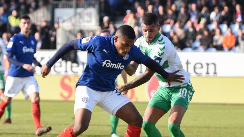 Kiels Franck Evina (l) und Fürths Daniel Keita-Ruel kämpfen um den Ball. Foto: Daniel Bockwoldt