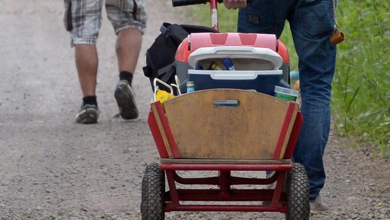 Der Bollerwagen, meistens gefüllt mit einem Kasten Bier, wird am Vatertag gerne mit sich geführt.
