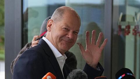 SPD-Kanzlerkandidat Olaf Scholz kommt zum Tagungsort für die Sondierungsgespräche.
