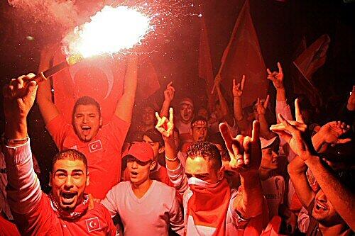 Der Kudamm ist türkisch: Jubelnde Fans in Berlin