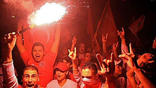 Der Kudamm ist türkisch: Jubelnde Fans in Berlin Der Kudamm ist türkisch: Jubelnde Fans in Berlin
