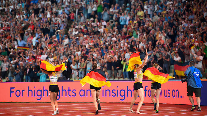 Einzigartige Atmosphäre bei den European Championships 2022 in München: Die deutsche 4x100-Meter-Staffel der Frauen auf ihrer Ehrenrunde im Olympiastadion.
