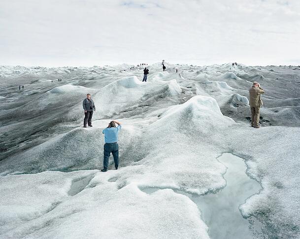 Olaf Otto Becker hat diese ziemlich bizarre Aufnahme aus seiner Serie "Above Zero" von 2008 mit dem neutral wirkenden Titel "Point 660, 2, 08/2008 67˚09'04"N, 50˚01'58"W, Höhe 360m" versehen. Olaf Otto Becker hat diese ziemlich bizarre Aufnahme aus seiner Serie "Above Zero" von 2008 mit dem neutral wirkenden Titel "Point 660, 2, 08/2008 67˚09'04"N, 50˚01'58"W, Höhe 360m" versehen.