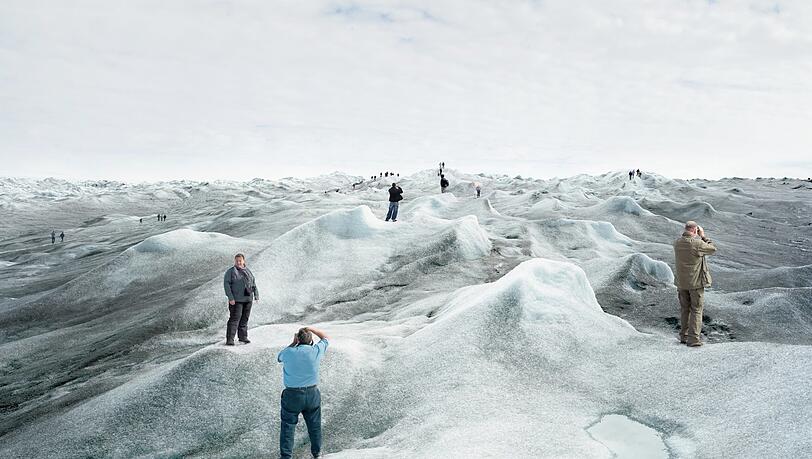Olaf Otto Becker hat diese ziemlich bizarre Aufnahme aus seiner Serie "Above Zero" von 2008 mit dem neutral wirkenden Titel "Point 660, 2, 08/2008 67˚09'04"N, 50˚01'58"W, Höhe 360m" versehen.