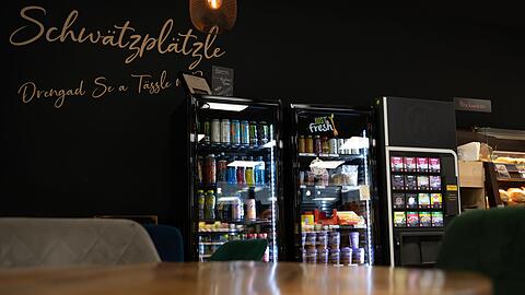 Neben Automaten mit Lebensmitteln bietet manch personalloser Supermarkt sogar eine Sitzecke. (Archivbild)