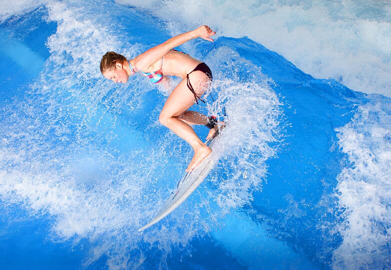 Diese Welle steht nicht vor Hawaii &ndash; sondern ab heute am Munich Airport Center (MAC) im Erdinger Moos.