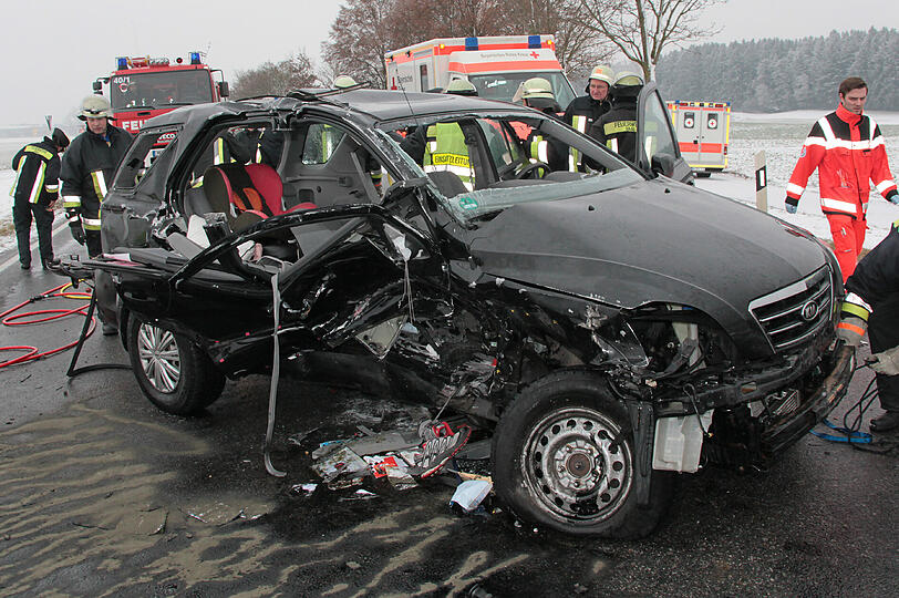 Die Bilder von dem Unfall auf der B12 bei Putzbrunn.