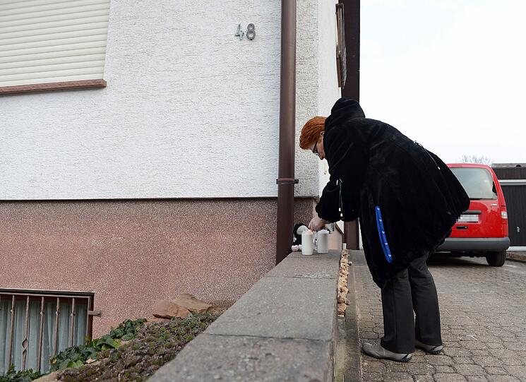 Tragödie in einer Wohnung in Aschaffenburg: Zwei tote Mädchen wurden in einem Wohnhaus gefunden. Die Polizei geht von einem Tötungsdelikt aus. Freunde und Angehörige stellen Kerzen am Fundort auf.