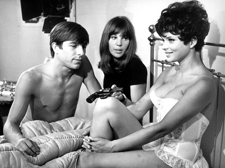 Berühmte Bettszene aus dem Kultfilm "Zur Sache, Schätzchen!": Uschi Glas und Werner Enke - dazwischen Regisseurin May Spils. Foto: dpa