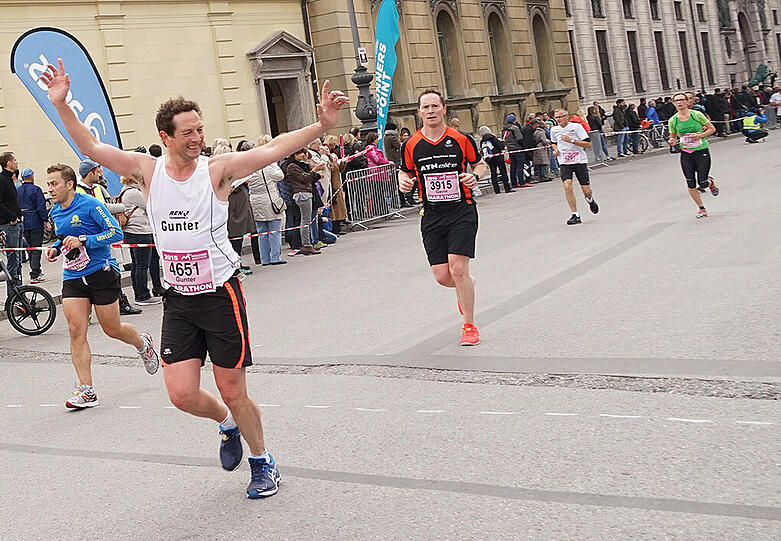 Die Läufer und Läuferinnen des 30. München Marathon am 11.20.2015