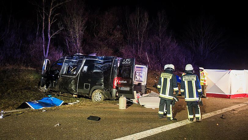 Der Fahrer des Kleintransporters wurde aus seinem Fahrzeug geschleudert und verstarb noch vor Ort. Die Bilder von der A9.