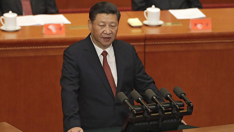 Der chinesische Präsident Xi Jinping spricht in Peking während einer Zeremonie anlässlich des 90. Geburtstags der Volksbefreiungsarmee. Der chinesische Präsident Xi Jinping spricht in Peking während einer Zeremonie anlässlich des 90. Geburtstags der Volksbefreiungsarmee.