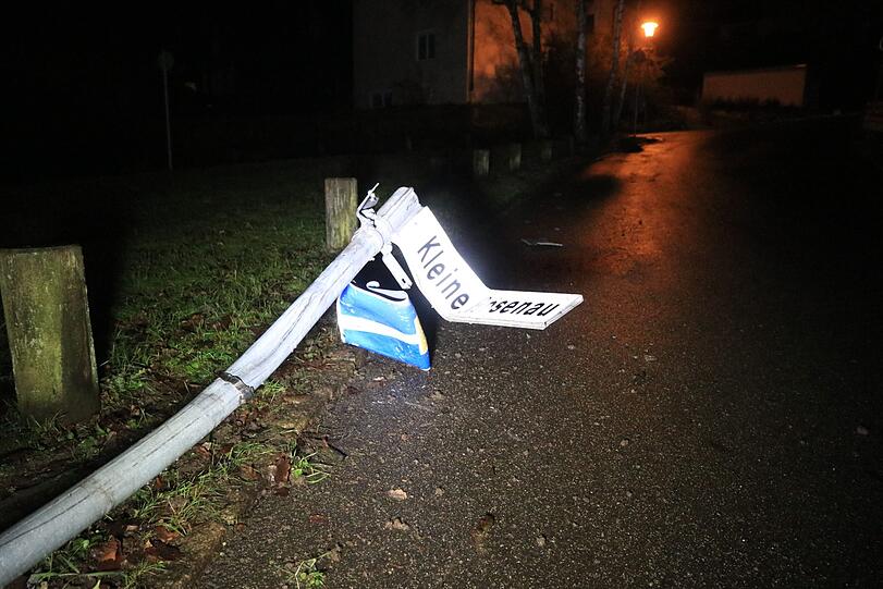 Am Dienstagabend startete ein 26-Tonner eine Amokfahrt und hinterließ eine Spur der Verwüstung. Die Hintergründe sind noch unklar.