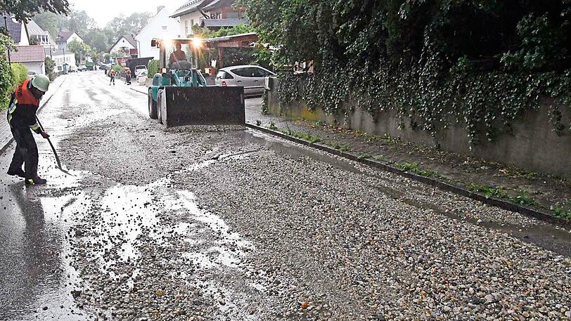 Die Gemeinde Allershausen wurde teilweise überschwemmt. Einsatzkräfte der Feuerwehr waren damit beschäftigt, Wasser- und Kiesmassen zu beseitigen.