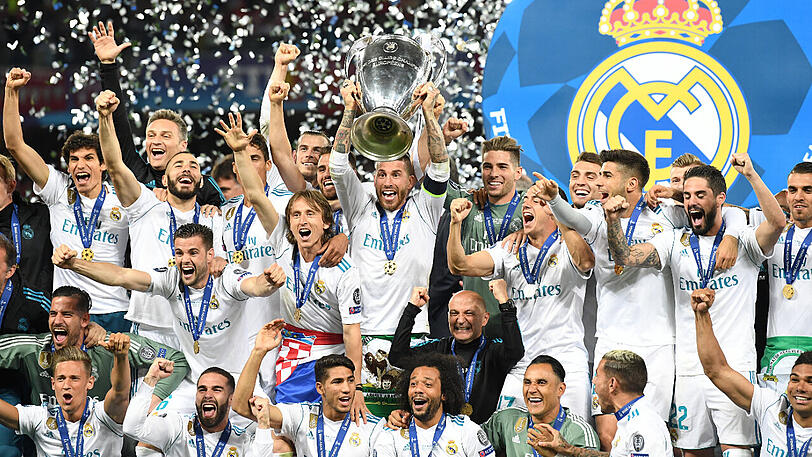 26. Mai 2018: Real Madrids Sergio Ramos (Mitte) reckt den Champions-League-Pokal in die Höhe.