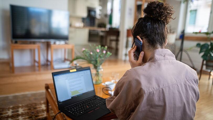 Wer künftig zumindest zeitweise von zu Hause aus arbeiten will, hat aktuell gute Chancen, sein Anliegen beim Chef durchzusetzen. Wer künftig zumindest zeitweise von zu Hause aus arbeiten will, hat aktuell gute Chancen, sein Anliegen beim Chef durchzusetzen.