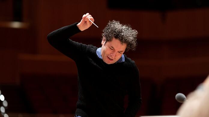 Gustavo Dudamel wurde berühmt als Dirigent des venezolanischen Jugendorchesters "Simon Bolivar" und gilt als Symbolfigur der Klassikbegeisterung in seiner Heimat. Seit 2009 ist er Chef des Los Angeles Philharmonic Orchestra.