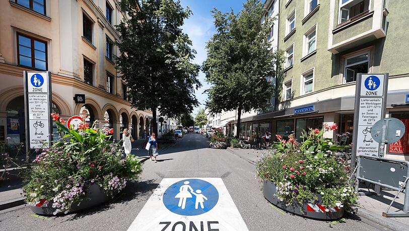 Nicht zu übersehen: Die Weißenburger Straße ist jetzt Fußgängerzone. Am Montagvormittag haben Mitarbeiter des Baureferats die runden Pflanzentröge und viele Stühle aufgestellt.