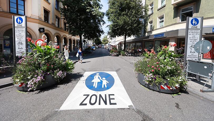 Noch bis Ende Juli ist die Weißenburger Straße eine Fußgängerzone. Dann wird erst einmal zurückgebaut. Eine Petition für eine dauerhafte Fußgängerzone läuft. Noch bis Ende Juli ist die Weißenburger Straße eine Fußgängerzone. Dann wird erst einmal zurückgebaut. Eine Petition für eine dauerhafte Fußgängerzone läuft.