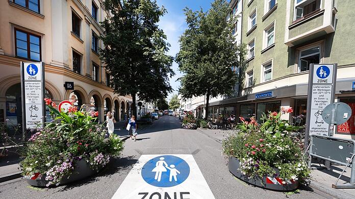 Nicht zu übersehen: Die Weißenburger Straße ist jetzt Fußgängerzone. Am Montagvormittag haben Mitarbeiter des Baureferats die runden Pflanzentröge und viele Stühle aufgestellt.