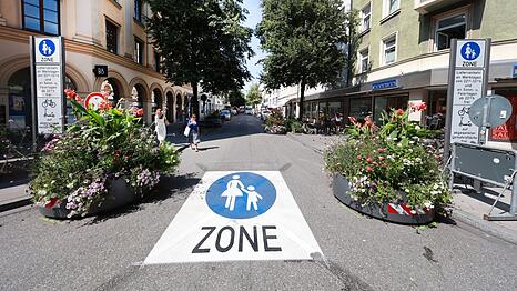Noch bis Ende Juli ist die Weißenburger Straße eine Fußgängerzone. Dann wird erst einmal zurückgebaut. Eine Petition für eine dauerhafte Fußgängerzone läuft.