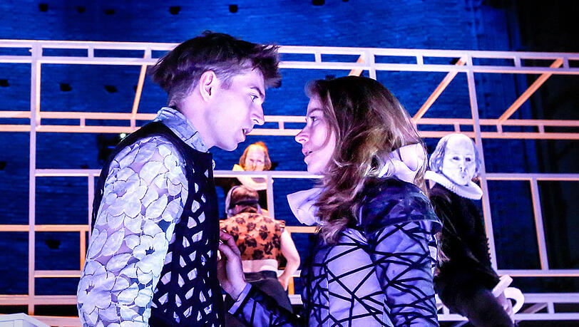 Eine Liebe gegen alle Widerstände: Romeo (Vincent zur Linden) und Julia (Lea Ruckpaul) in Elsa-Sophie Jachs Inszenierung.