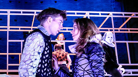 Eine Liebe gegen alle Widerstände: Romeo (Vincent zur Linden) und Julia (Lea Ruckpaul) in Elsa-Sophie Jachs Inszenierung.