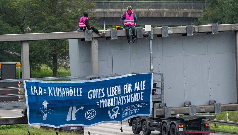 Mit einer Straßenblockade auf der Autobahn A9 in München protestierten Umweltaktivisten im morgendlichen Berufsverkehr gegen die Internationale Automobil-Ausstellung (IAA).