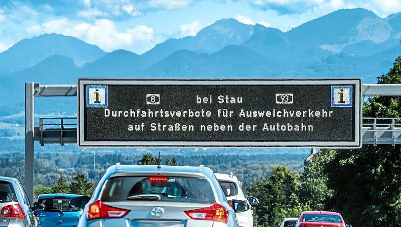 Staus sollen nicht mehr umfahren werden dürfen. Darauf wird zumindest auf der A8 hingewiesen. Staus sollen nicht mehr umfahren werden dürfen. Darauf wird zumindest auf der A8 hingewiesen.