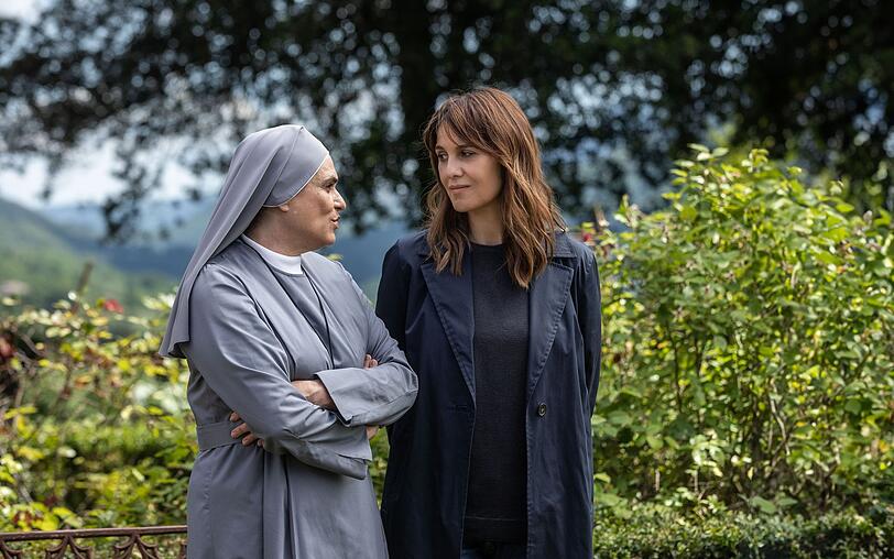 Die Begegnung mit Schwester Adriana (Laura Marinoni, rechts) und der Einblick in das Leben hinter Klostermauern machen Petra Delicato (Paola Cortellesi) nachdenklich. Die Begegnung mit Schwester Adriana (Laura Marinoni, rechts) und der Einblick in das Leben hinter Klostermauern machen Petra Delicato (Paola Cortellesi) nachdenklich.
