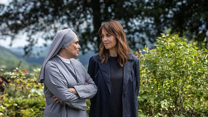 Die Begegnung mit Schwester Adriana (Laura Marinoni, rechts) und der Einblick in das Leben hinter Klostermauern machen Petra Delicato (Paola Cortellesi) nachdenklich. Die Begegnung mit Schwester Adriana (Laura Marinoni, rechts) und der Einblick in das Leben hinter Klostermauern machen Petra Delicato (Paola Cortellesi) nachdenklich.
