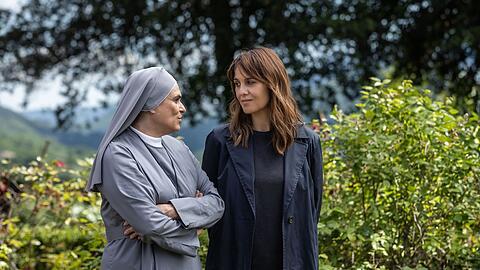 Die Begegnung mit Schwester Adriana (Laura Marinoni, rechts) und der Einblick in das Leben hinter Klostermauern machen Petra Delicato (Paola Cortellesi) nachdenklich.