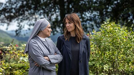 Die Begegnung mit Schwester Adriana (Laura Marinoni, rechts) und der Einblick in das Leben hinter Klostermauern machen Petra Delicato (Paola Cortellesi) nachdenklich.