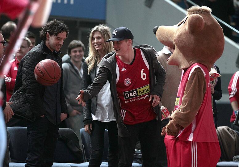 Gut gelaunt: Bastian Schweinsteiger mit seiner Sarah beim Basketball