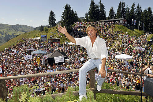 Hansi-Mania: Wie jedes Jahr lud Schlagersänger Hansi Hinterseer seine Fan-Gemeinde ein: zur Wanderung, zum Konzert und zur Begegnung mit den Fans in der Kitzbüheler Vorderstadt.