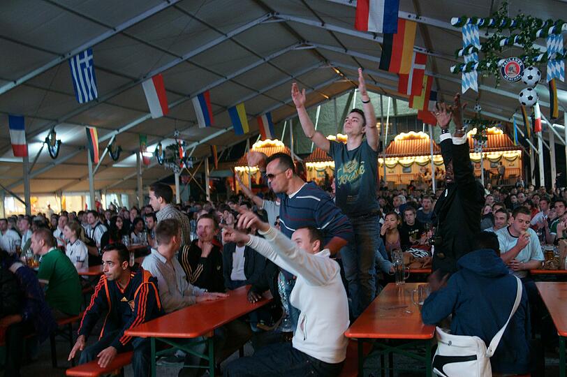 Public Viewing am Nockherberg und in dwer Kultfabrik, Basti Schweinsteiger hängt im Foto quer über die Reichenbachssraße, die Bilder vom Fußball-Wahnsinn aus München.
