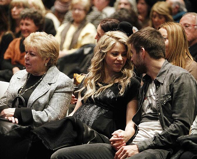 Shakira mit Babybauch zwischen Mutter Nicia und Freund Piqué.