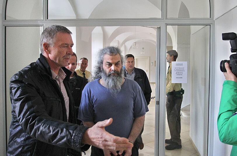Khaled El Masri wird am 14.10.2013 im Amtsgericht Kempten von Polizeibeamten in den Gerichtssaal geführt. Der Deutsch-Libanese ist der Beleidigung, Körperverletzung und Bedrohung angeklagt.