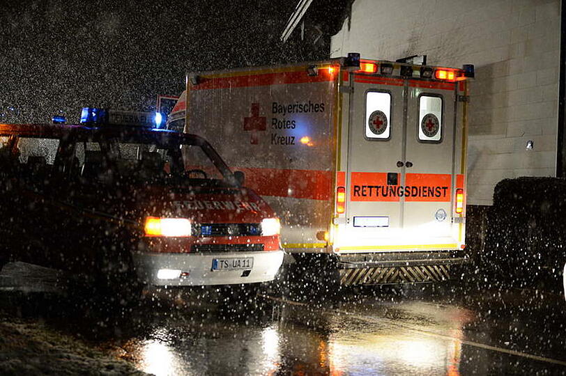 Tödlicher Unfall am Bahnübergang: Die Bilder vom Feuerwehreinsatz.