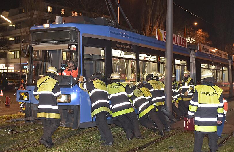 Nach dem Zusammenstoß mit dem Kleintransporter entgleiste die Tram. Feuerwehrmänner schoben sie wieder ins Gleisbett.