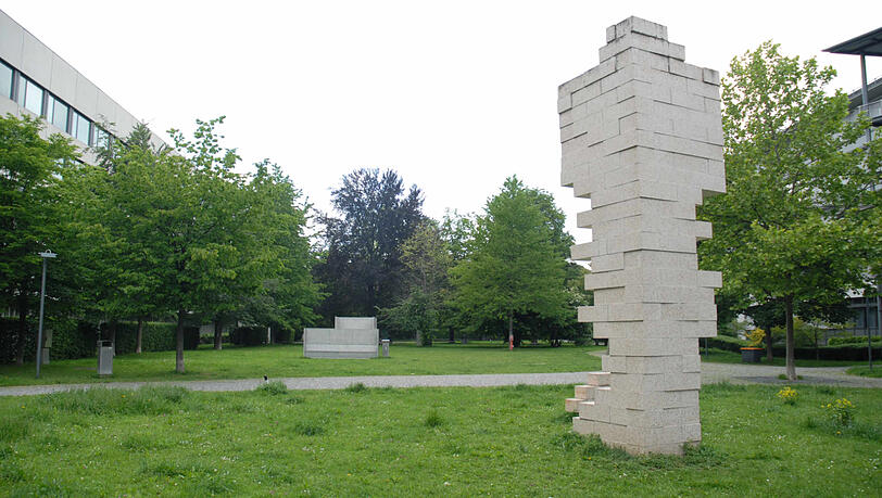 Kunst im Innenhof der Hochschule. Kunst im Innenhof der Hochschule.