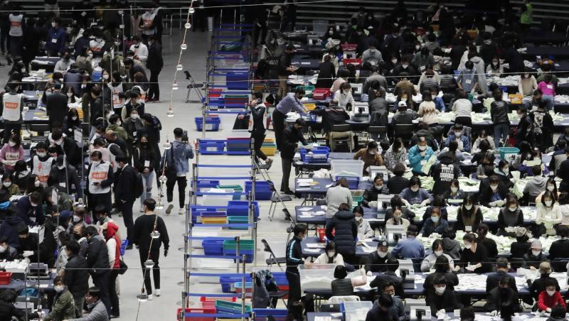 Mitglieder der Nationalen Wahlkommission zählen in einer Sporthalle in Seoul Stimmzettel aus. Mitglieder der Nationalen Wahlkommission zählen in einer Sporthalle in Seoul Stimmzettel aus.