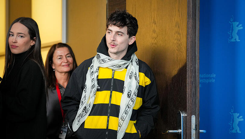 Schauspieler Timothee Chalamet auf dem Weg zum Photocalls des Films "Complete unknown". Der Film läuft in der Sektion "Berlinale Special Gala". Schauspieler Timothee Chalamet auf dem Weg zum Photocalls des Films "Complete unknown". Der Film läuft in der Sektion "Berlinale Special Gala".