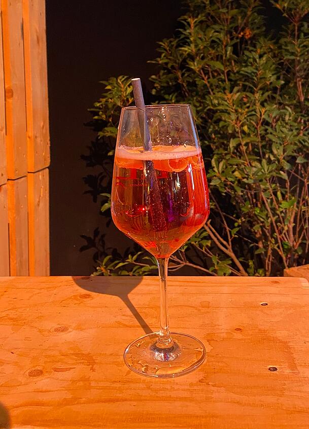 Den Zirben-Spritz gibt es warm oder kalt, mit oder ohne Alkohol in der Bar im Esszimmer-Zelt. Er kostet 4,90 Euro.